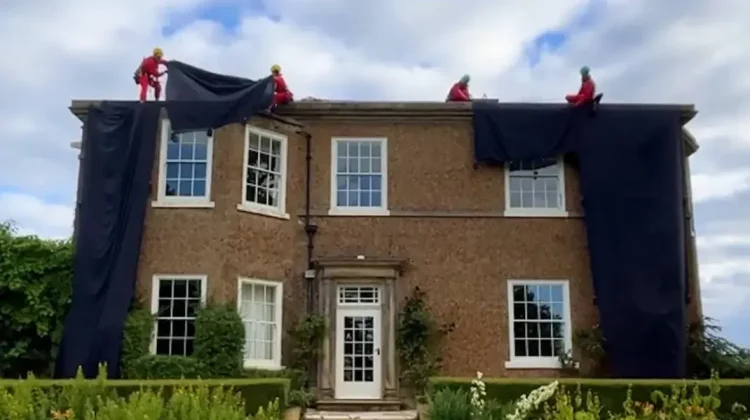 FOTO Activiștii de mediu au acoperit una dintre casele premierului britanic cu pânze „negru petrol”
