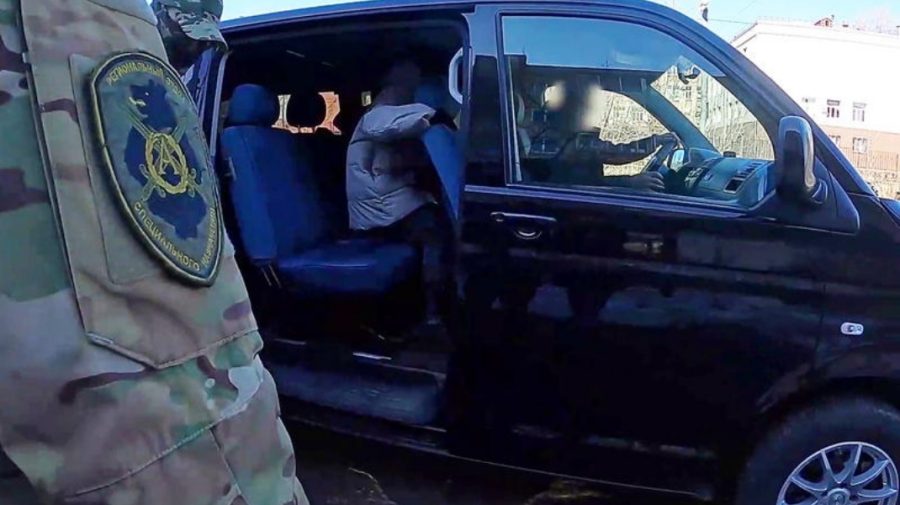 STOP CADRU Un drapel ucrainean fluturând lângă un sediu FSB