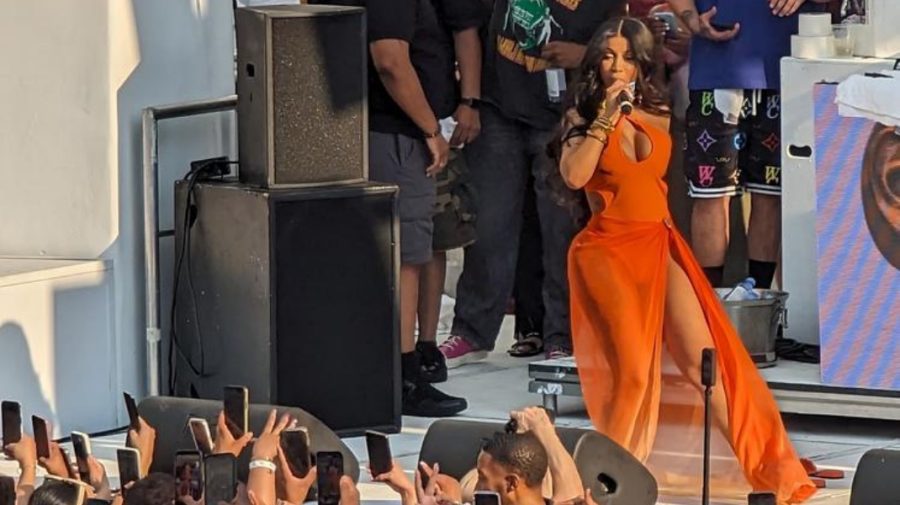 Ce a decis poliția cu cântăreața Cardi B care a aruncat microfonul într-un spectator – VIDEO