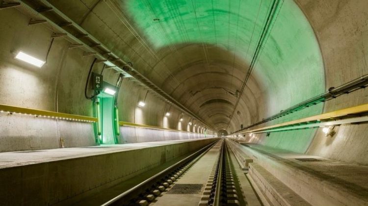 VIDEO Cel mai lung tunel feroviar din lume va fi închis pentru câteva luni, după ce un tren de marfă a deraiat