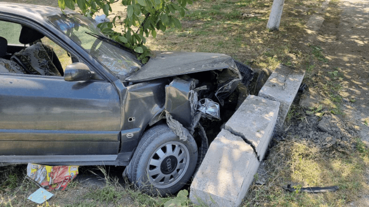 FOTO Accident la Sîngerei! Șoferul unui Audi a murit în ambulanță, după ce s-a tamponat într-un parapet de beton