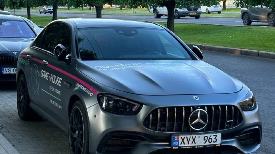 VIDEO Un Mercedes de lux, care ar costă până la 120 000 euro, furat dintr-o parcare din Chișinău