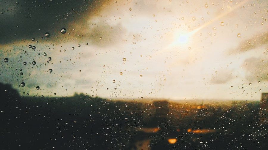 Acum soare puternic, acum vijelie! Noul cod galben emis de meteorologi pentru duminică și luni
