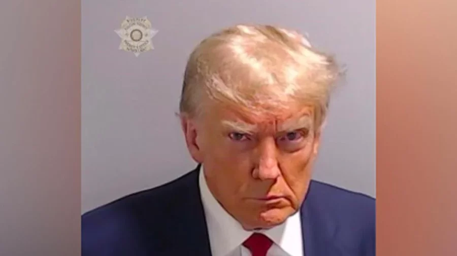 Donald Trump a strâns peste 7 milioane de dolari după publicarea fotografiei din închisoare