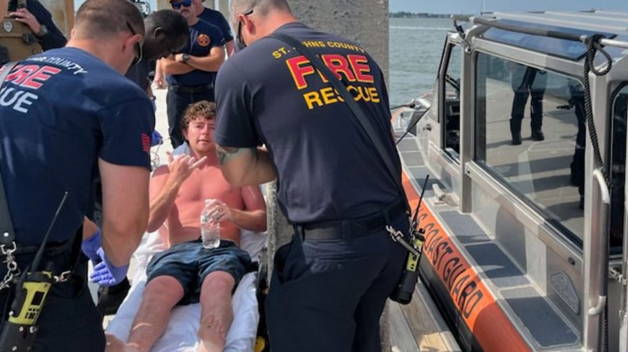 VIDEO Un tânăr naufragiat, înconjurat de rechini și înțepat de meduze. Cum a fost salvat pe mare timp de 35 de ore