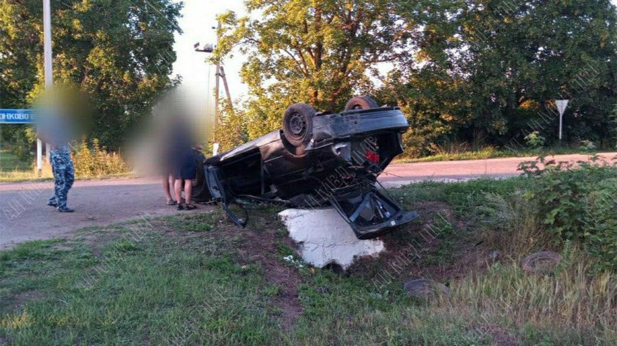 FOTO Mașină grav avariată, după ce s-a inversat. Șoferul și pasagera au fost scoși de martori din vehicul. Cum se simt?