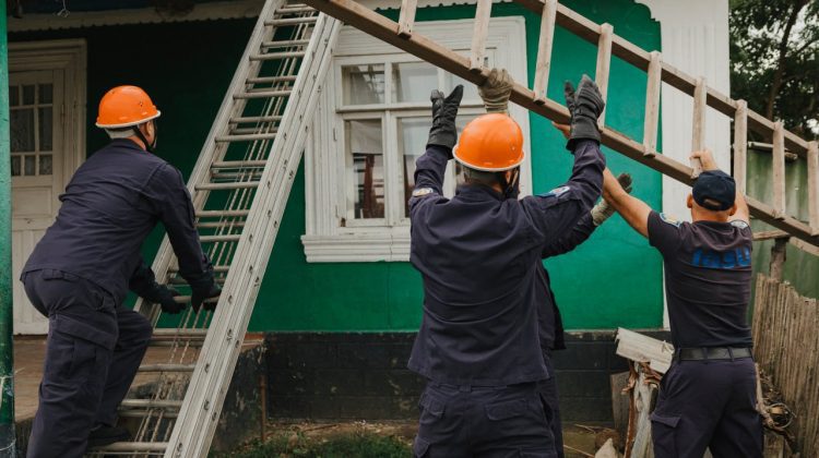 FOTO, VIDEO Salvatorii continuă să ajute persoanele, care au avut de suferit în urma intemperiilor. Au ajuns la Soroca