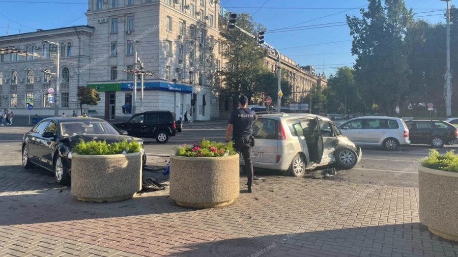 VIDEO O persoană, transportată la spital, în urma unui impact puternic între două mașini, lângă PMAN