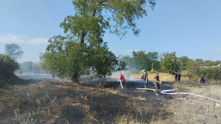 FOTO Câmpurile Moldovei continuă să ardă! Un bărbat, spitalizat cu intoxicație după ce a încercat să oprească flăcările