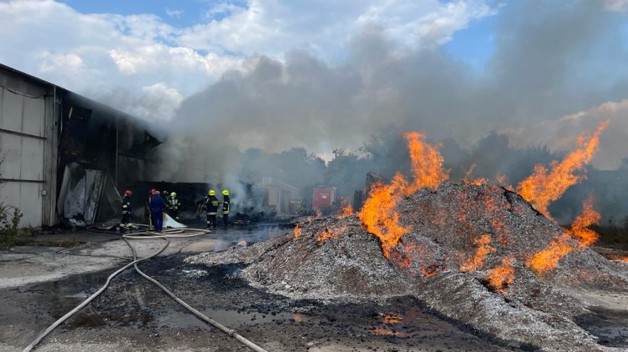 FOTO, VIDEO Un depozit cu paleți din lemn – cuprins de flăcări, la Ghidighici. Au intervenit 62 pompieri și salvatori