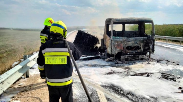 FOTO, VIDEO Un camion – făcut scrum în sudul țării! A luat foc în timpul deplasării