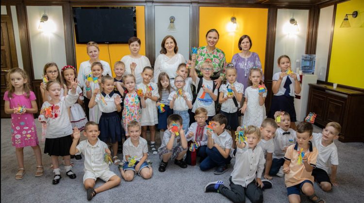 FOTO Atelier de pictură dedicat sărbătorilor naționale! Zeci de micuții din Moldova și Ucraina au mers la Parlament