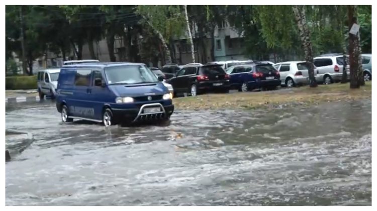 VIDEO Străzile din Bălți, sub apă: „Nici oamenii nu au pe unde merge, mașinile stropesc pietonii”