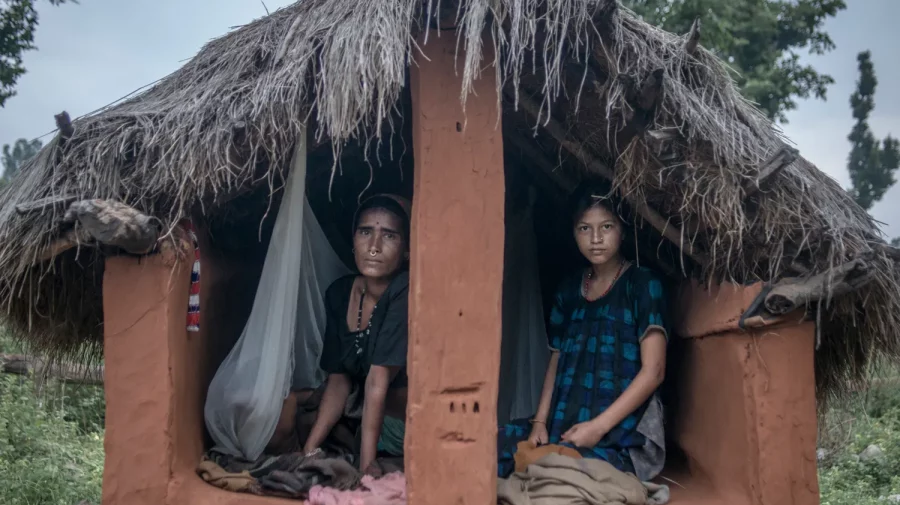 Se întâmplă în 2023! O adolescentă a decedat, după ce a fost alungată de acasă din cauza menstruaţiei
