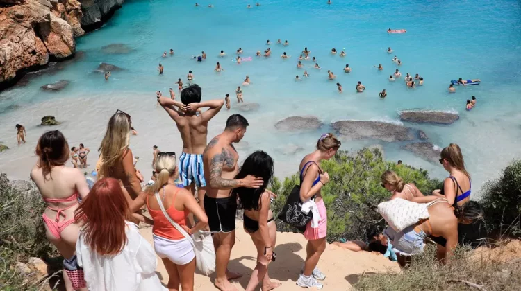 „Atenție, cad pietre”: Spaniolii încearcă să alunge turiștii de pe plaje cu afișe cu probleme false