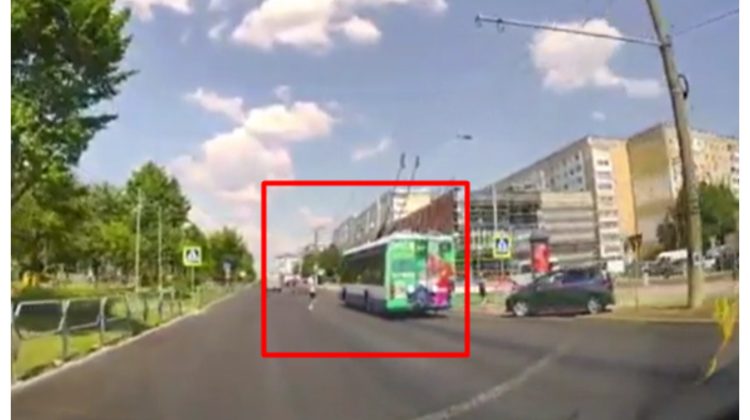 VIDEO cu momentul în care șoferul unui troleibuz trece prin fața unui pieton. E locul în care a murit Anastasia