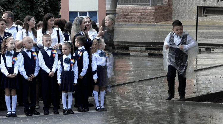 VIDEO Ploaie, fulger și tunete, în prima zi de școală! Cum a avut loc 1 septembrie la un liceu din Bălți
