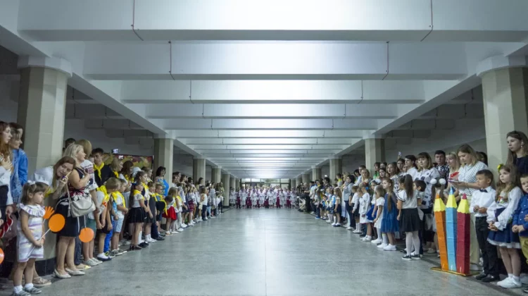 VIDEO Din cauza războiului, copiii din Ucraina au început școala la metrou