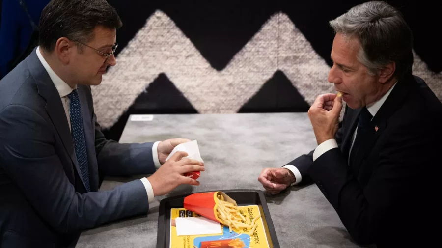 STOP CADRU Kuleba și Blinken mănâncă la un McDonald’s din Kiev. Ministrul ucrainean a dezvăluit cum scăpa de mahmureala