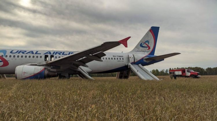 Un avion cu aproape 160 de pasageri care zbura de la Soci a aterizat de urgență în vestul Siberiei