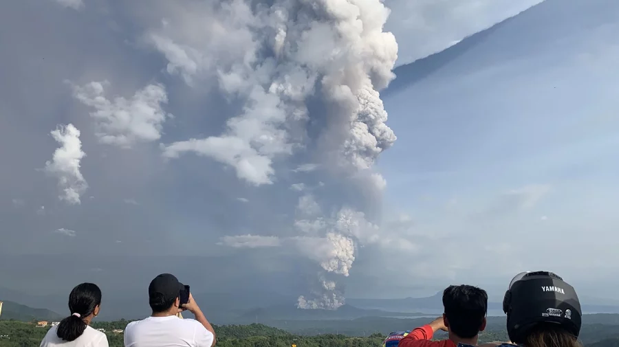 VIDEO Alertă de sănătate emisă în Filipine, după ce un vulcan aduce smog în capitală