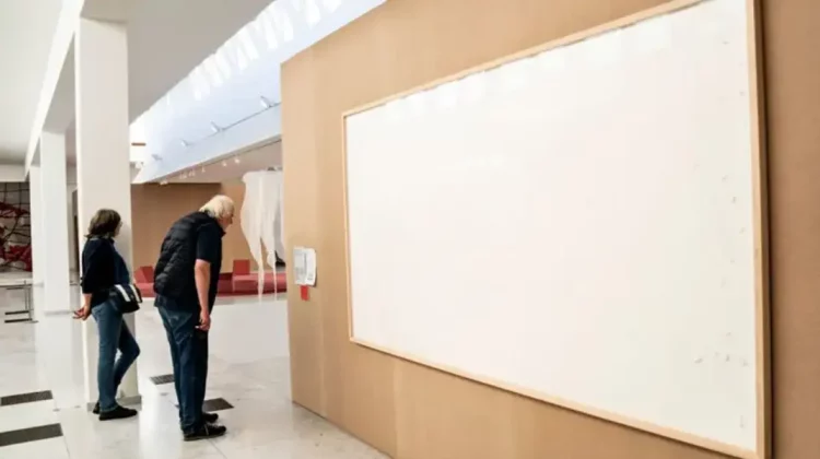 Un artist a trimis unui muzeu o pânză goală pe post de operă de artă. Și-o apără: „Care este problema?“