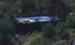 VIDEO Un autobuz plin de liceeni s-a răsturnat. Cel puțin 46 de răniți. Unde a avut loc incidentul?
