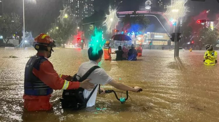 VIDEO Cea mai puternică ploaie din 139 de ani la Hong Kong. Oamenii, avertizați că ar putea fi evacuați