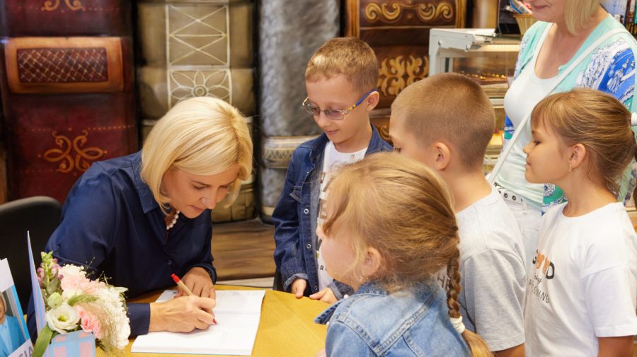 FOTO S-au vândut deja 622 de exemplare. Cartea Irinei Vlah „Profesia mea e politica” a devenit bestseller