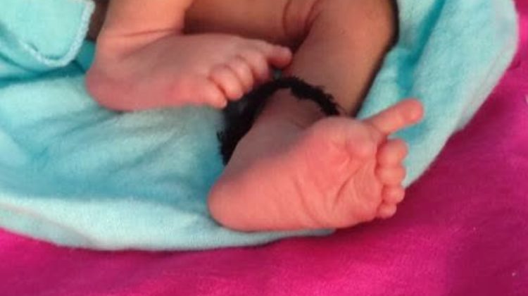 FOTO O fetiţă s-a născut cu 26 de degete. Familia consideră că este „a doua venire” a unei zeițe