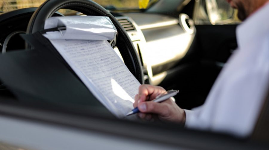 După ce a picat examenul auto de 12 ori, un bărbat și-a angajat o sosie care să meargă în locul lui la a 13-a testare
