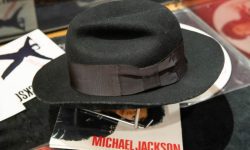 Pălăria lui Michael Jackson aruncată în public înainte de primul „moonwalk”, vândută cu zeci de mii de euro