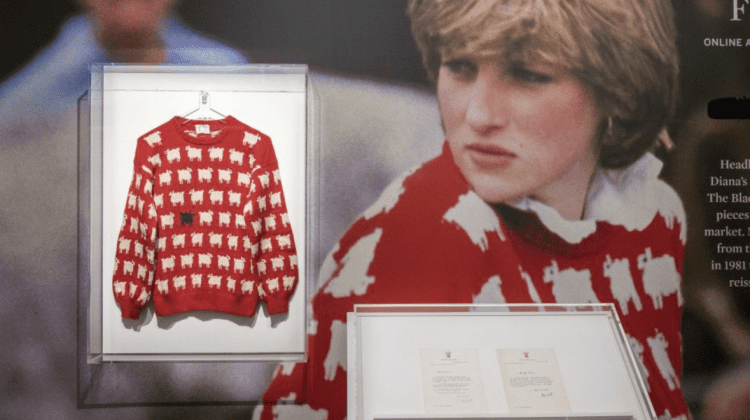 FOTO Celebrul pulover purtat de prinţesa Diana a fost vândut la licitaţie cu o sumă record