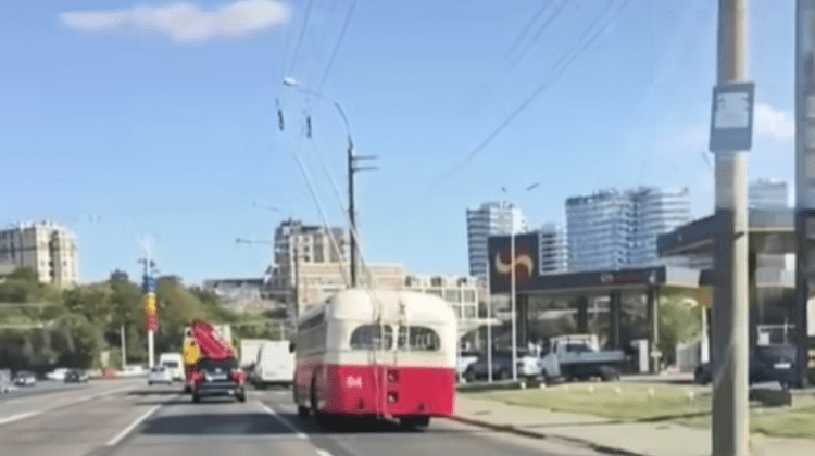 FOTO, VIDEO Troleibuzul retro care este zărit periodic pe străzile din Chișinău