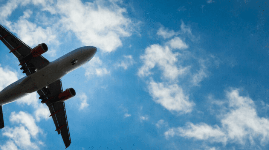 FOTO L-ați văzut? Un avion a făcut câteva cercuri deasupra Moldovei. Avem detalii