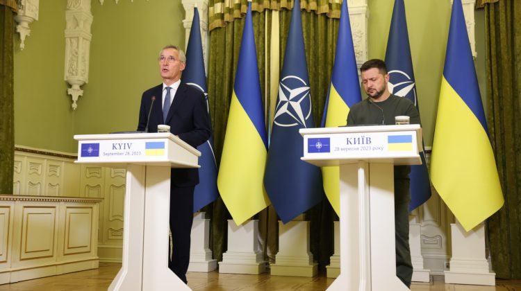Stoltenberg, vizită surpriză la Kiev: Statele NATO au încheiat contracte de 2,4 miliarde de euro pentru muniții