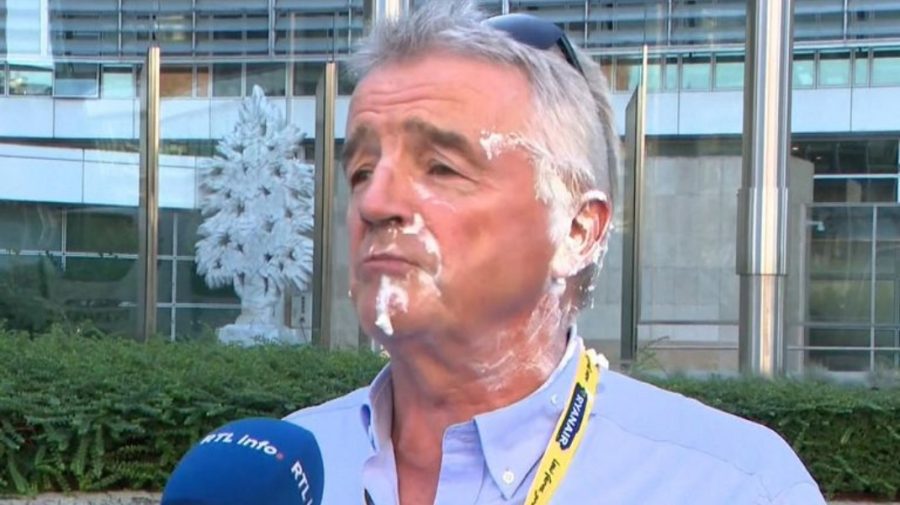 VIDEO Directorul Ryanair, lovit în față cu tartă cu frișcă lângă sediul UE
