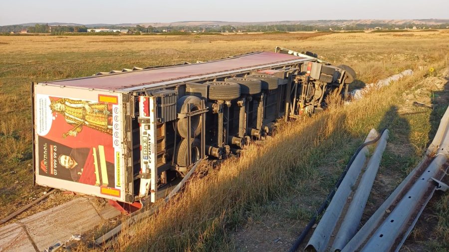Un tir din R. Moldova, implicat într-un accident în România după ce a explodat o anvelopă
