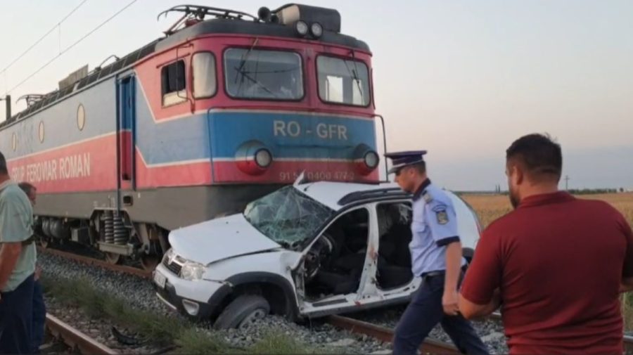 FOTO Accident grav în România! Un tren marfar a spulberat o mașină plină cu pasageri