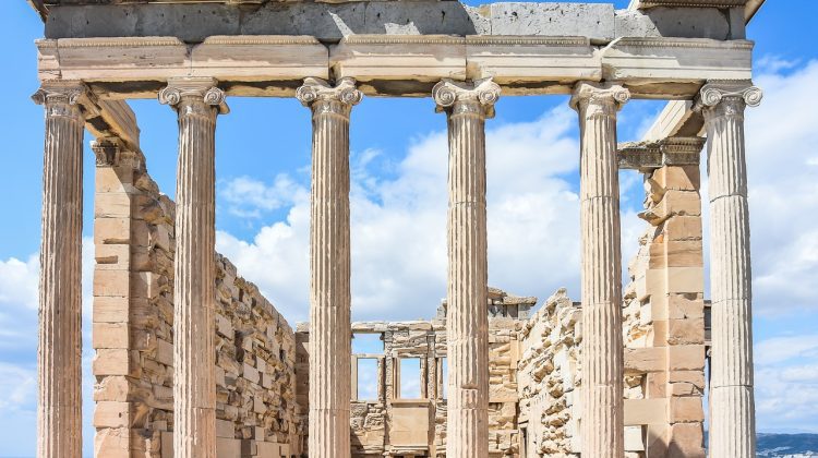 Voia un suvenir! Turistă din România, reţinută în Atena după ce ar fi furat bucăţi de marmură din Acropolă