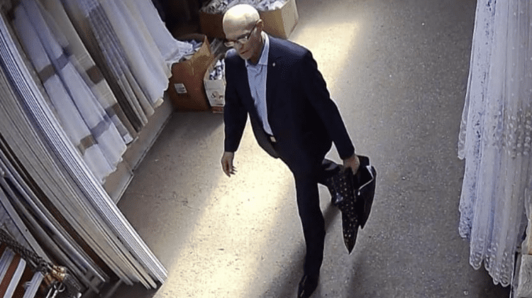 VIDEO Atenție la bărbatul din imagini: Ar fi furat un portmoneu cu mii de lei din piața de la Hîncești