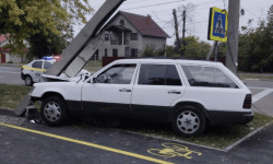 FOTO Și-a creat probleme! Ce riscă un șofer din Ungheni, care s-a tamponat cu mașina într-un pilon electric