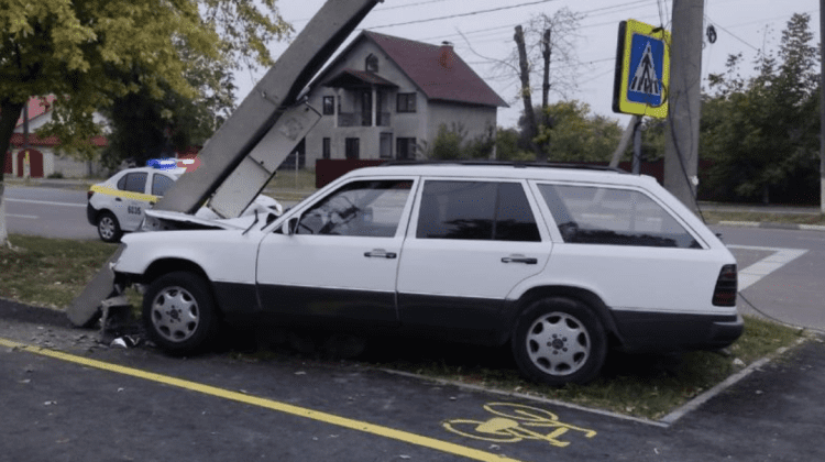 FOTO Și-a creat probleme! Ce riscă un șofer din Ungheni, care s-a tamponat cu mașina într-un pilon electric