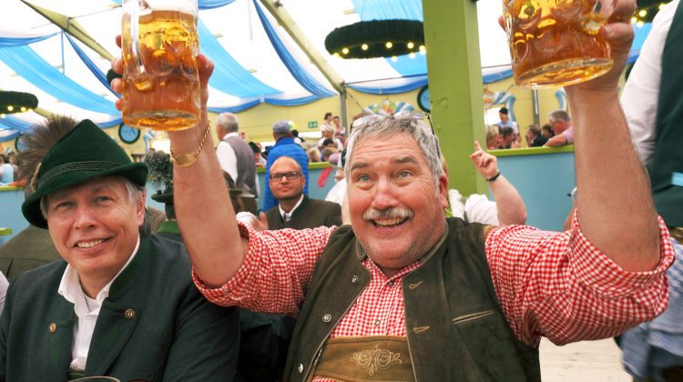 Oktoberfest de la München își așteaptă vizitatorii cu prețuri mai mari. Cât costă litrul de bere