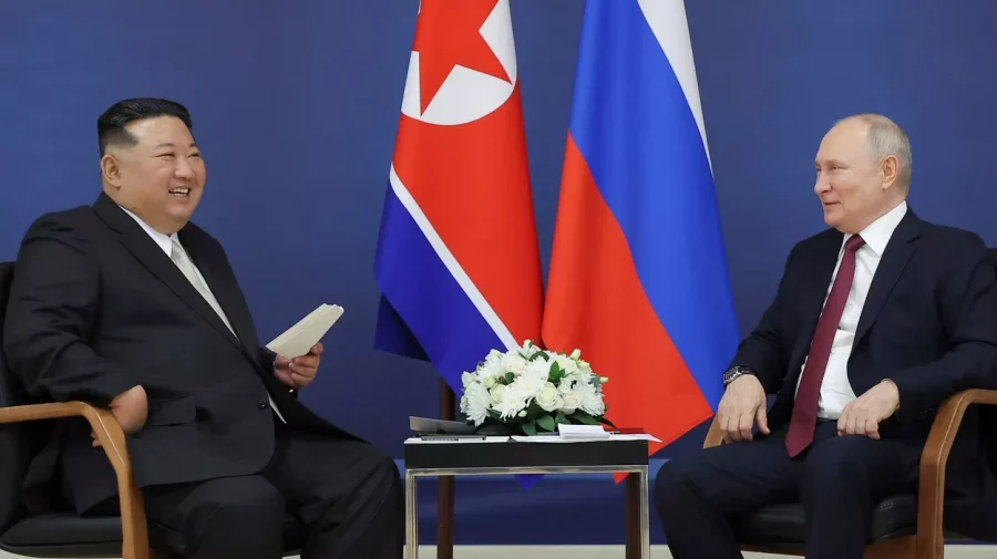 VIDEO Echipa de securitate a lui Kim Jong Un a dezinfectat riguros fotoliul acestuia înaintea summitului cu Putin