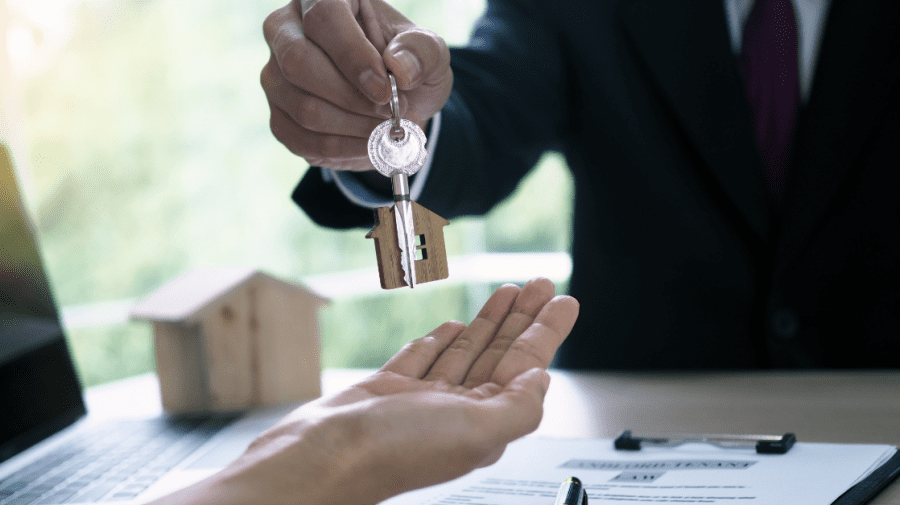 Pact cu procurorii! Ce pedeapsă riscă un agent imobiliar, acuzat de trafic de influență