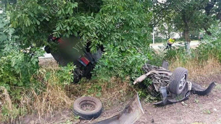 FOTO Șofer de 19 ani – transportat de urgență la spital. A pierdut controlul volanului și s-a izbit într-un copac