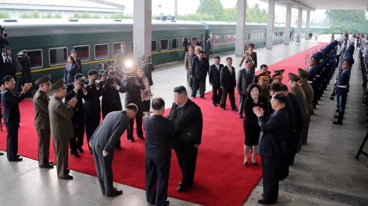 VIDEO Kim Jong Un a ajuns în Rusia. Momentul când coboară din tren, întâmpinat de o fanfară