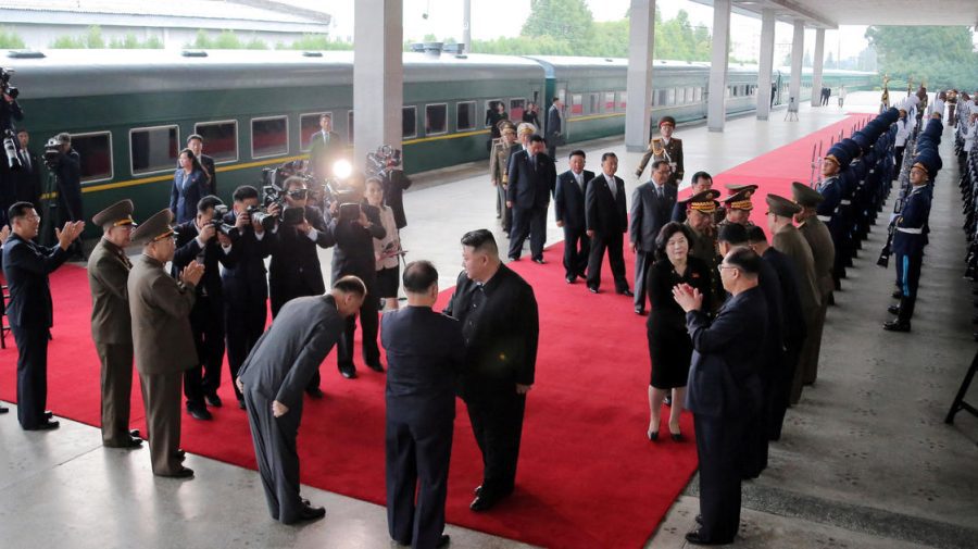 VIDEO Kim Jong Un a ajuns în Rusia. Momentul când coboară din tren, întâmpinat de o fanfară