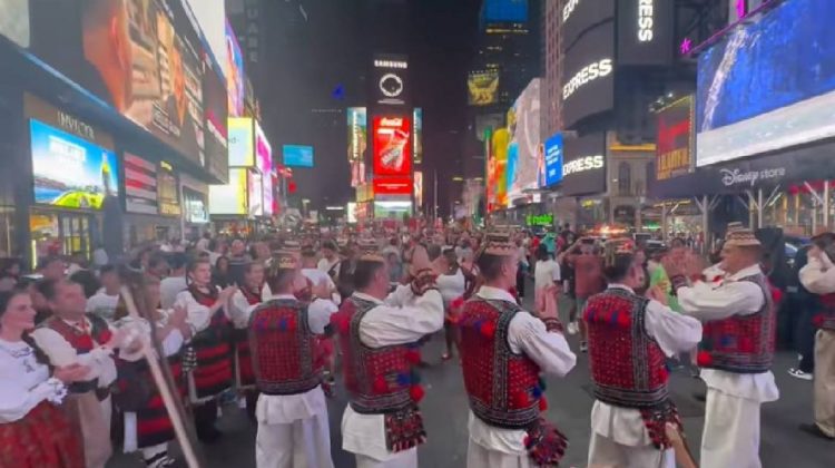 VIDEO Horă în centrul New York-ului, chiar în celebrul Time Square